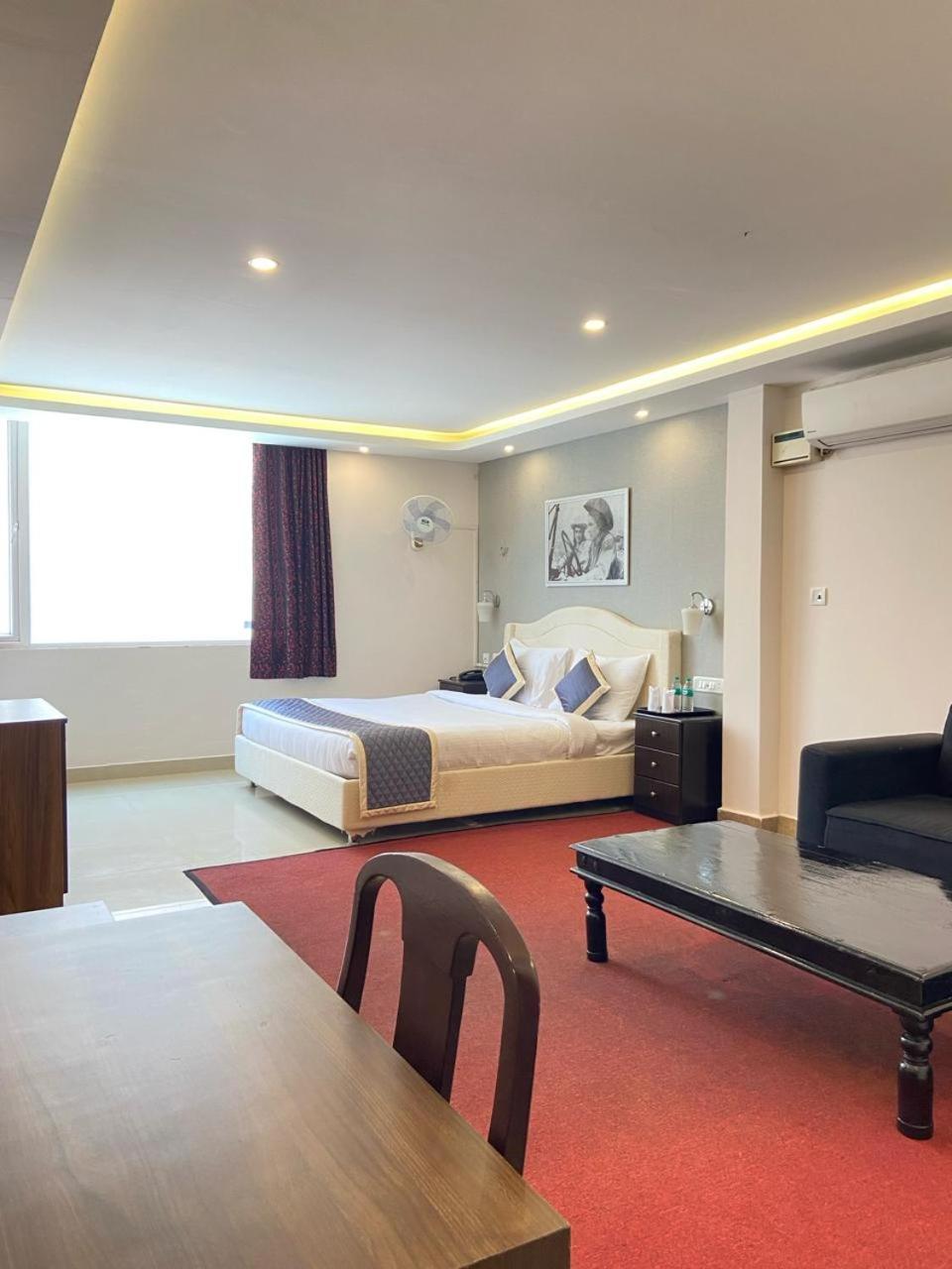 Montecarlo Hotel مهاباليبورام المظهر الخارجي الصورة