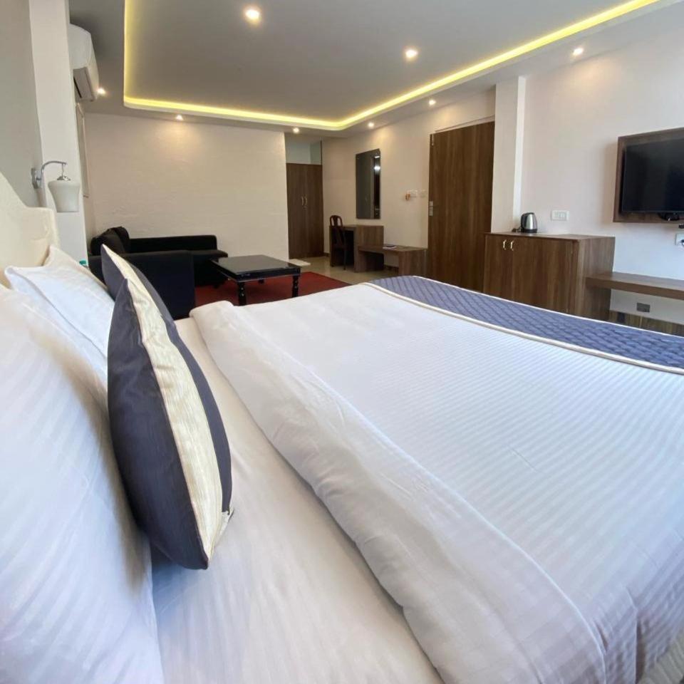 Montecarlo Hotel مهاباليبورام المظهر الخارجي الصورة